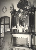 a püspöki kápolnában imádkozik