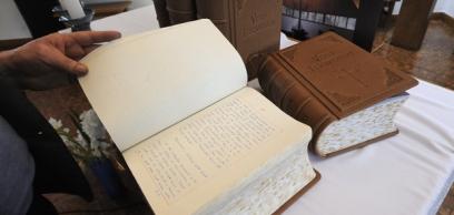 Biblia manuscrisă de la Szeged i-a fost înmânată Sfântului Părinte
