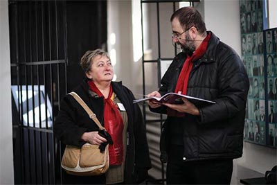 Kovács Gergely Máramarosszigeten, a börtönmúzeumnál, Ferencz Kornélia társszervezővel, az ötödik zarándoklaton. Fotó: Merényi Zita