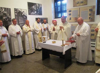 Máramarossziget, szentmise a börtönmúzeumnak azon cellájában, amelyben Áron püspök raboskodott. Második (papi) zarándoklat. Fotó: Majlát Tihamér