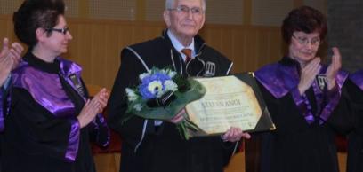 Aki segít a világot szépnek, szebbnek látni